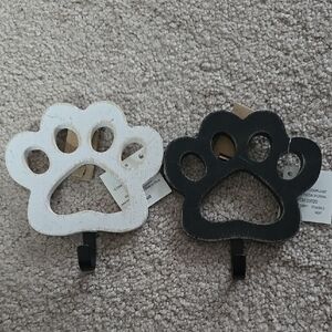 Set of 2: Paw Shaped Wall Hooks in Black and White